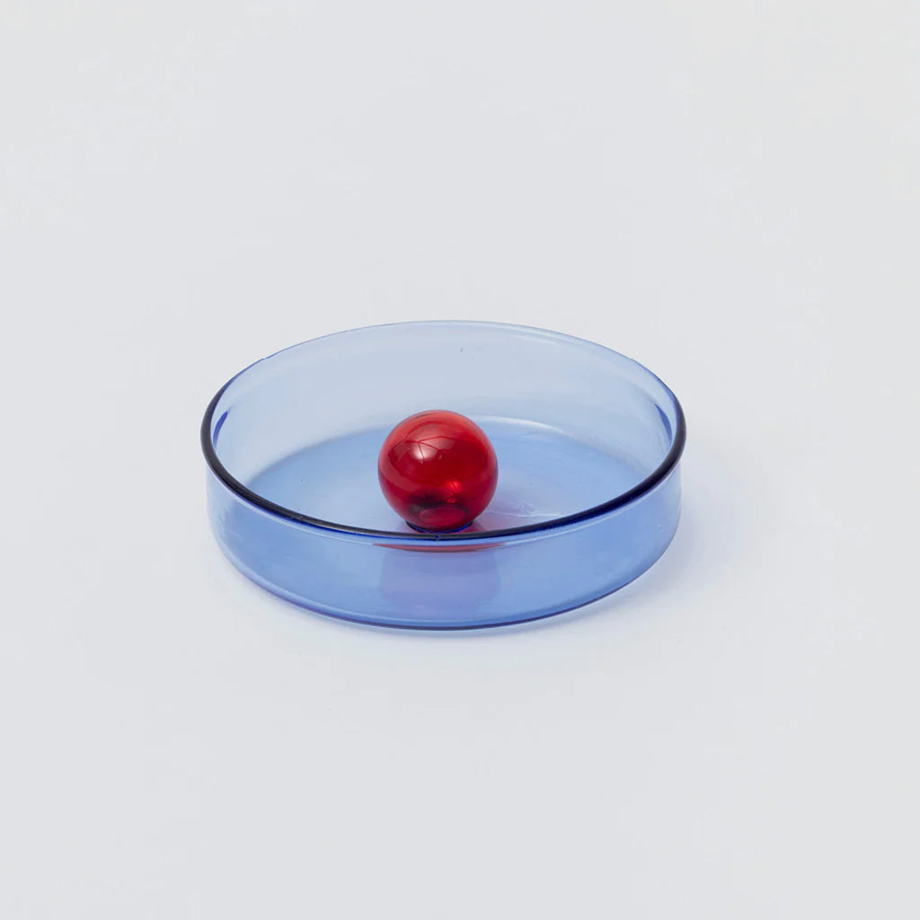 Handmade borosilicate glass dish available in 2 sizes. Perfect for the dining table, desk or bedside, our food-grade dish features a playful bubble around which to arrange snacks, stationery or jewellery.