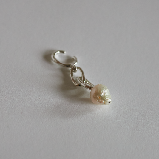Pendulum Ear Cuff - Kasumiga Baroque Pearl