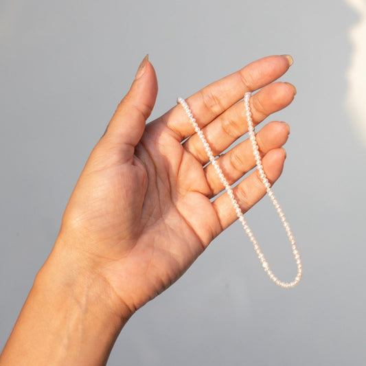 Pearl choker with a 18K gold vermeil volume clasp.