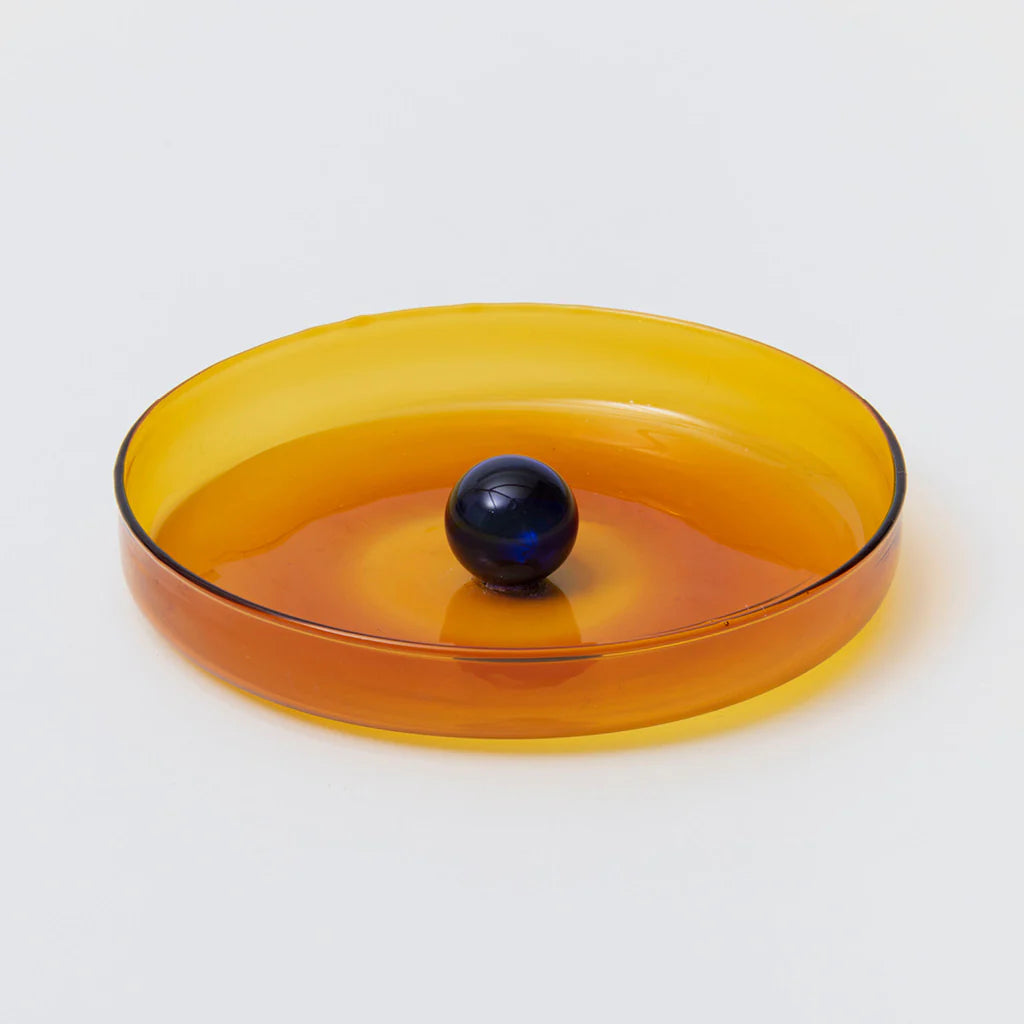Handmade borosilicate glass dish available in 2 sizes. Perfect for the dining table, desk or bedside, our food-grade dish features a playful bubble around which to arrange snacks, stationery or jewellery.