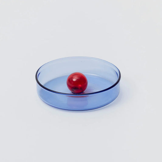 Handmade borosilicate glass dish available in 2 sizes. Perfect for the dining table, desk or bedside, our food-grade dish features a playful bubble around which to arrange snacks, stationery or jewellery.