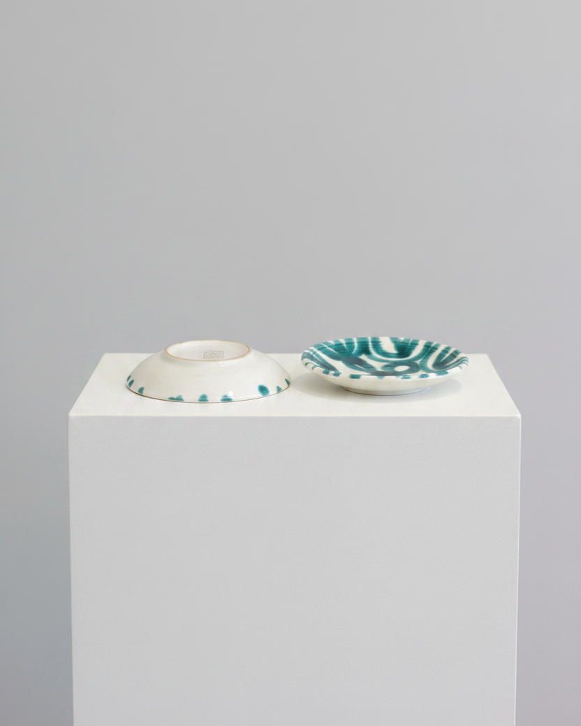 Saucers detail on pedestal